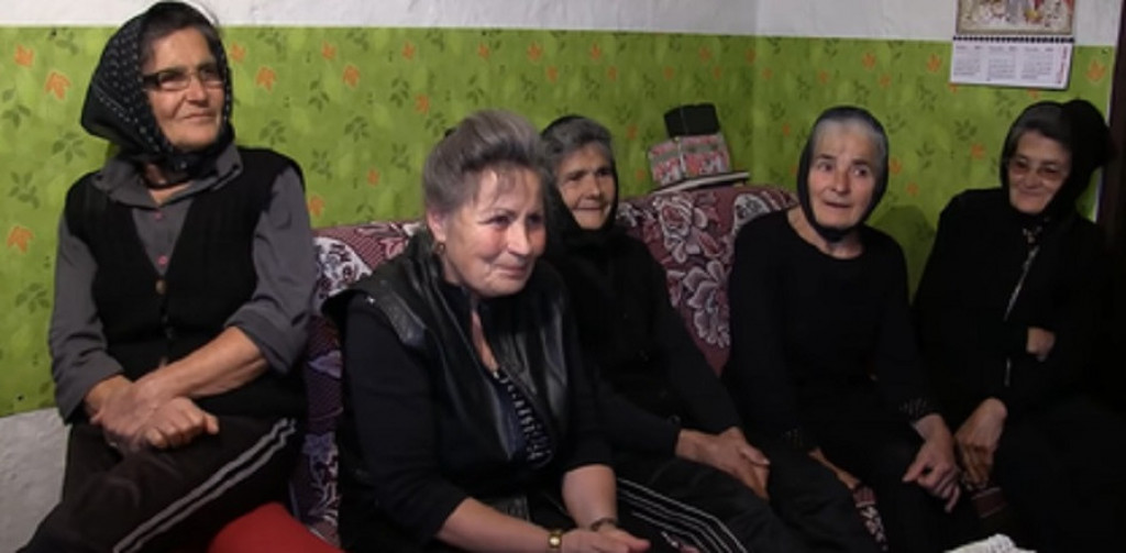 PRIMORANE DA SE PONAŠAJU I ŽIVE KAO MUŠKARCI One su čuvene SESTRE VIRDŽINE, ne gledaju TELEVIZOR godinama, i nikada se NISU UDAVALE!