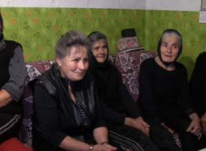 PRIMORANE DA SE PONAŠAJU I ŽIVE KAO MUŠKARCI One su čuvene SESTRE VIRDŽINE, ne gledaju TELEVIZOR godinama, i nikada se NISU UDAVALE!