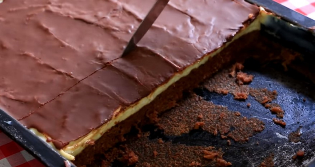 Savršen recept za LEDENE KOCKE: Kemast i sočan kolač koji nećete moći da prestanete da jedete