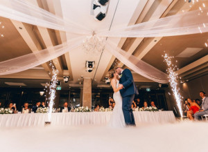 Ova MLADA je apsolutna CARICA: Kada je mladoženji pozlilo na VENČANJU, ona je odmah uvela njegovu ZAMENU i počela sa njim da pleše!