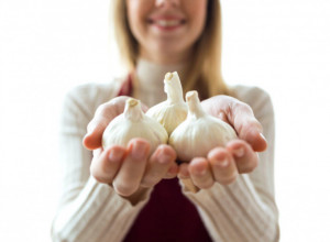 OBOŽAVATE BELI LUK: Uz pomoć OVIH namirnica NEUTRALIŠITE neprijatan ZADAH za 30 sekundi!