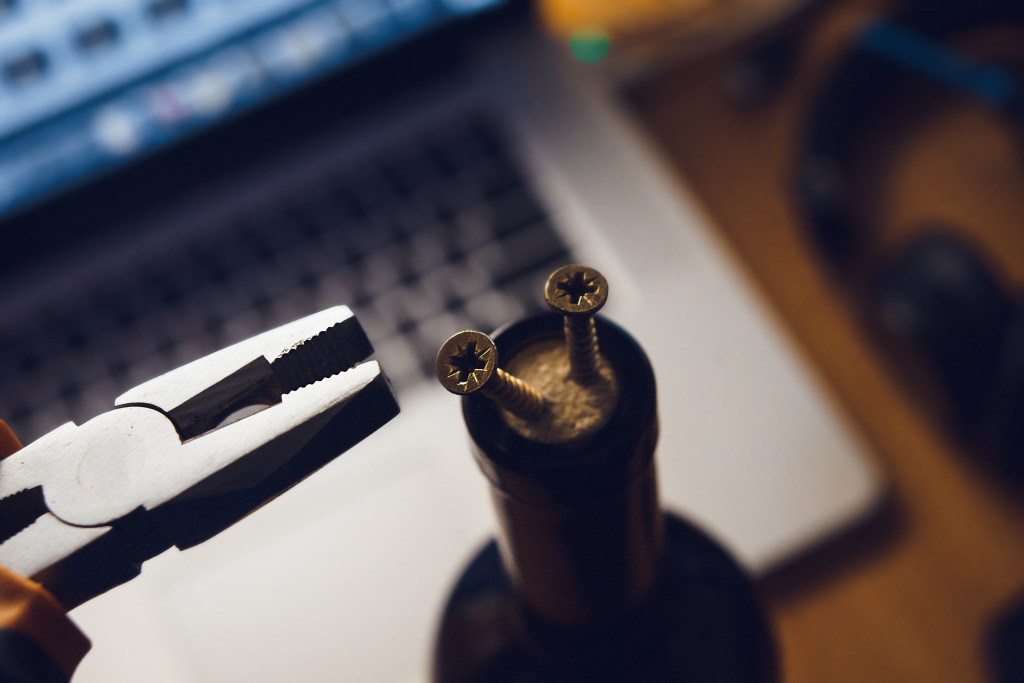 Kako otvoriti vino bez vadičepa? Iskoristite KNJIGU i rešite ovaj mučan problem