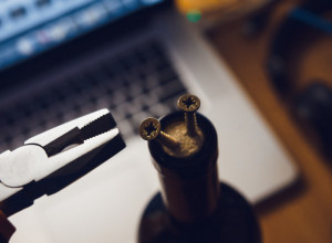 Kako otvoriti vino bez vadičepa? Iskoristite KNJIGU i rešite ovaj mučan problem