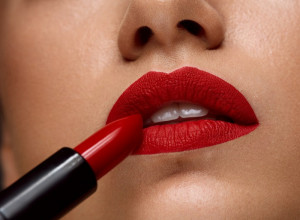 Isprobajte sami: Jednostavan recept za prirodni KARMIN za usne, evo šta vam je potrebno