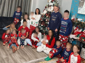 Bila je devojčica kada se prvi put PORODILA, a danas ima DVADESETDVOJE dece: Žive u bivšem STARAČKOM domu, a na BOŽIĆNE poklone troše BASNOSLOVNU SUMU