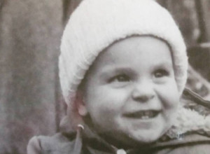 Da li prepoznajete ovog preslatkog dečaka? Žene ga obožavaju, jedan je od naših najzgodnijih glumaca, a talenat je nasledio od OCA