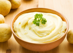 Zbog ove GREŠKE vam PIRE nije MEKAN i KREMAST: Neiskusne domaćice uvek pogreše kada dodaju OVAKVO mleko