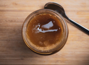 Bićete IZNENAĐENI: Šta znači BELI sloj na površini MEDA?