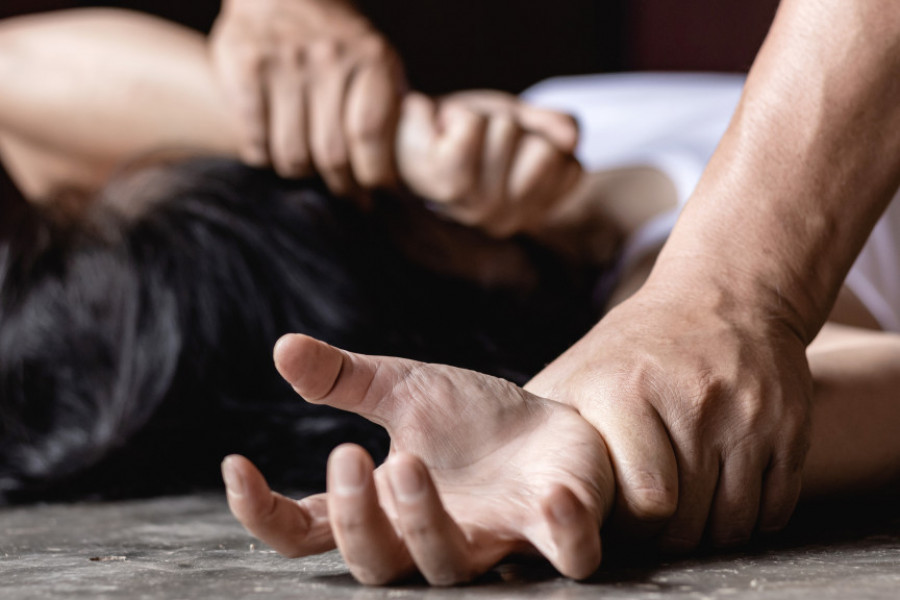 GORE OD HOROR FILMA Muž joj krišom mrvio lekove u večeru a onda dovodio muškarce da je siluju