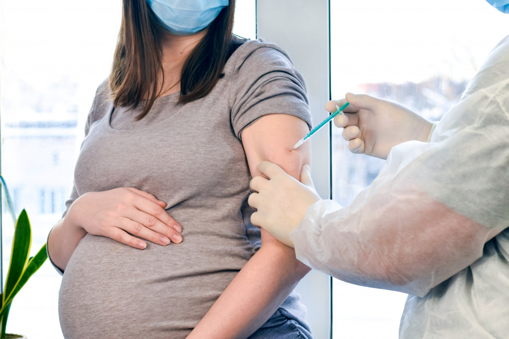 Da li TRUDNICE treba da se VAKCINIŠU? Naučnici konačno dali JASAN odgovor na pitanje oko kojeg žene imaju najviše DILEMA