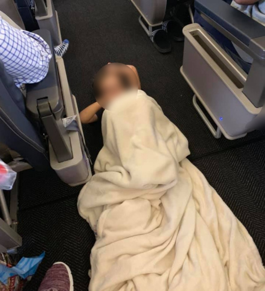 "Nisam mogla da ga SMIRIM": Autistični dečak je udario STJUARDESU, a njena reakcija je RASPLAKALA njegovu majku