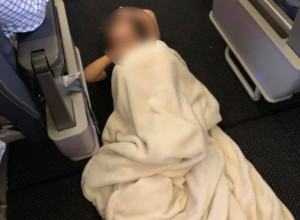 "Nisam mogla da ga SMIRIM": Autistični dečak je udario STJUARDESU, a njena reakcija je RASPLAKALA njegovu majku