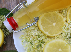 Recept za PRAVI starinski sok od ZOVE: Napravite sirup od 40 CVETOVA čiji miris vraća u detinjstvo