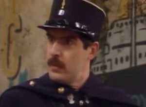 Da li se sećate URNEBESNOG francuskog policajca iz serije "Alo alo": Krebtri je ponovo postao HIT na Internetu, a evo kako mu "uniforma" stoji i posle 40 GODINA!