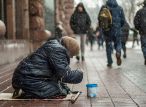 Od bogatog do siromašnog: Preko noći joj se život preokrenuo, ostala je na ULICI, ali ona tvrdi da nikad nije bila SREĆNIJA