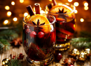 Kuvano vino po receptu Džejmija Olivera: Napravite pravu PRAZNIČNU čaroliju i ugrejte se uz SOLJU preukusnog napitka