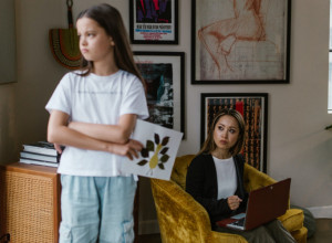 "Stalno me OSUĐUJU zbog toga":  Ljudi ŠOKIRANI njenim ponašanjem, majka radi potpuno NEZAMISLIVU stvar svojoj ćerki!