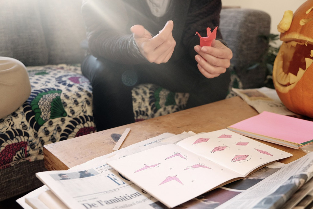 Origami koji čak i POČETNICI mogu da saviju! Evo kako se pravi NOVOGODIŠNJA zvezdica za manje od 15 minuta!