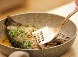 Ne košta ni dinar: Imamo proveren trik zbog koga vam kuća više nikada neće mirisati na prženu ribu