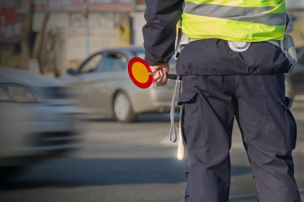 Da li znate zašto POLICAJAC PRVO PIPNE AUTO kada vas zaustavi? Malo ko zna za ovaj GENIJALAN RAZLOG!