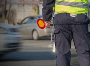 Da li znate zašto POLICAJAC PRVO PIPNE AUTO kada vas zaustavi? Malo ko zna za ovaj GENIJALAN RAZLOG!