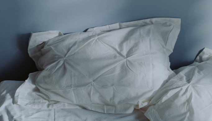 Uz OVAJ trik, jastuk će uvek biti kao NOV: Potrebni su vam samo TENISKA loptica i čarapa