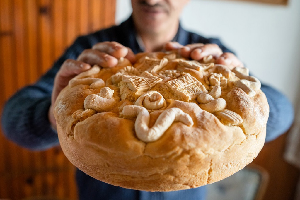 Srpska narodna TRADICIJA: Kako se PREDAJE krsna slava i da li žena može da je preuzme?
