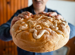 Srpska narodna TRADICIJA: Kako se PREDAJE krsna slava i da li žena može da je preuzme?