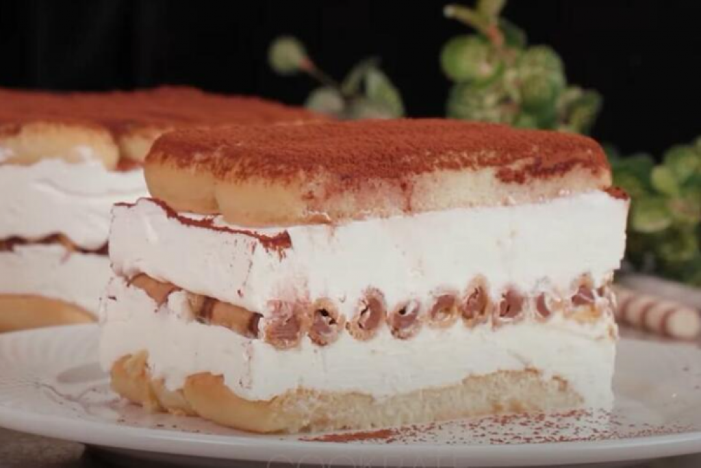 TORTA bez pečenja sa PIŠKOTAMA: Kremasta poslastica iza koje ne ostaje NI MRVICA u tanjiru