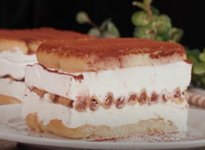 TORTA bez pečenja sa PIŠKOTAMA: Kremasta poslastica iza koje ne ostaje NI MRVICA u tanjiru