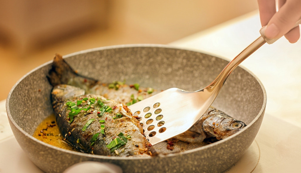 Uz ovaj KULINARSKI TRIK ispržite RIBU koja se ne RASPADA: Stare KUVARICE su otkrile SAVRŠEN recept BEZ brašna i pohovanja