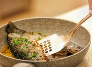 Ovako to rade u restoranima: Dodajte 1 sastojak kada pržite ribu i neće prskati i lepiti se za tiganj