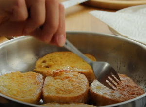 Starinski recept za PRŽENICE: Osim jaja, potreban vam je JOGURT i hleb će biti mekan kao duša