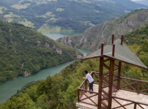 SAVINA STOLICA NA VRHU PLANINE Pogled pokriva šarene bajkovite krajolike i velelepno Zlatarsko jezero!