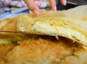 Recept za pitu GRIZOM i SIROM: Preukusno testo koje će se dopasti celoj PORODICI, odlične su iako odstoje par dana!