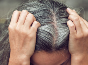 Kako se rešiti sede kose? Učinite to bez farbanja ili posete frizerskom salonu