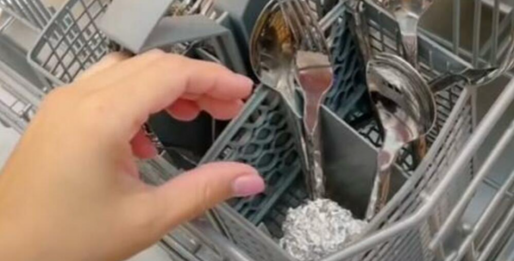 TRIK KOJI JE OSVOJIO DOMAĆICE: Napravite loptu od aluminijumske folije i ubacite u mašinu za suđe, rezultat je MAGIČAN