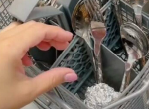 TRIK KOJI JE OSVOJIO DOMAĆICE: Napravite loptu od aluminijumske folije i ubacite u mašinu za suđe, rezultat je MAGIČAN