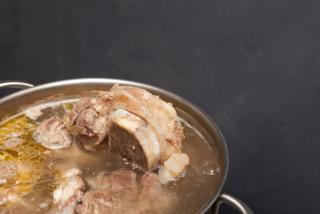 Evo zašto je LEKARI preporučuju: Supa od GOVEĐE kosti, stari dobri recept kom slabo ko može odoleti
