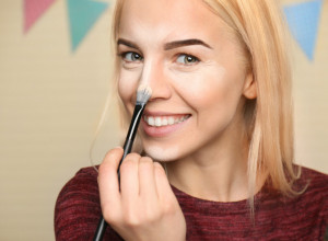 Greške u mejkapu mogu vas učiniti starijim: Evo kako se pravilno koristi korektor