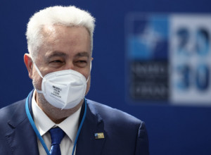 KRIVI FENOMEN Antitiela rastu, a kad mu spadnu ići će u Cuce da se vakciniše!