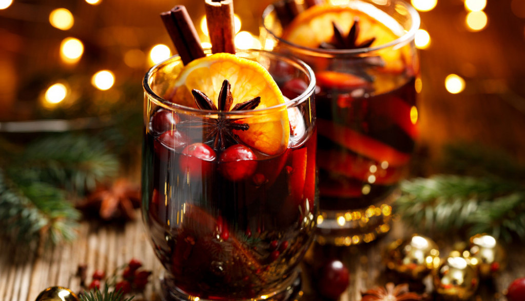 Praznici ne mogu da prođu bez KUVANOG VINA: Donosimo vam DOMAĆI recept, kombinacija ZAČINA će vas oduševiti