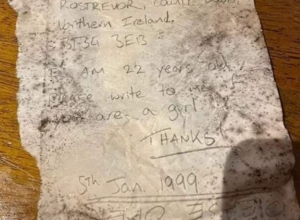 Davne 1999. godine bacio je BOCU SA PORUKOM u more, a 23 godine kasnije STIGAO JE I ODGOVOR od ove ŽENE!
