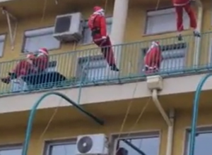 Za bolesnu decu sa Tiršove ovo je bio poseban trenutak: Nekoliko Deda Mrazeva "upalo" u njihove sobe preko terasa sa poklonima! (VIDEO)