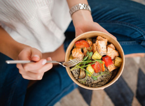 Noge su vam stalno otečene, a stomak naduven: Definitivno imate višak vode u telu, evo kako da izbacite