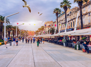 Grad na PRIMORJU uveo DRAKONSKE KAZNE za TURISTE: Zabrane za bikini, ljubimce i alkohol samo su neke od njih....