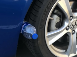 Pojavila se caka koju LOPOVI koriste da vas OPLJAČKAJU: Žene, koristite ovaj trik da STOPOSTOTNO zaštitite svoj automobil