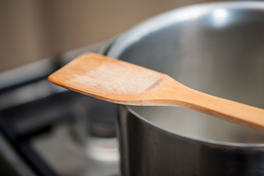 Kad vidite OVO, odmah ćete je BACITI iz kuhinje: Test sa DRVENOM varjačom OTKRIVA da li sme da se koristi pri KUVANJU