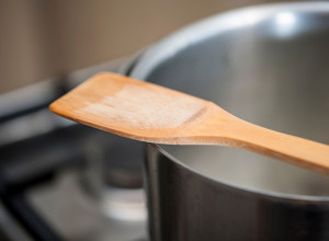 Kad vidite OVO, odmah ćete je BACITI iz kuhinje: Test sa DRVENOM varjačom OTKRIVA da li sme da se koristi pri KUVANJU