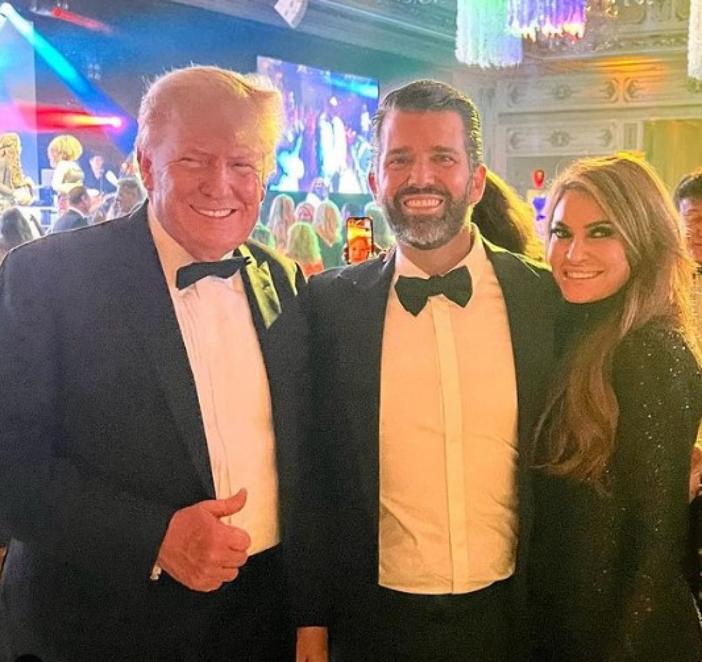 Otac i SIN imaju ISTI UKUS: Ko je verenica Donalda Trampa mlađeg koje NEVEROVATNO podseća na Mileniju Tramp?!